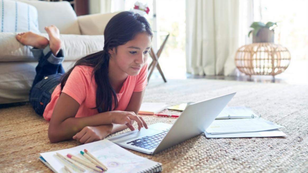 Sesión colaborativa donde estudiantes comparten soluciones a ejercicios financieros