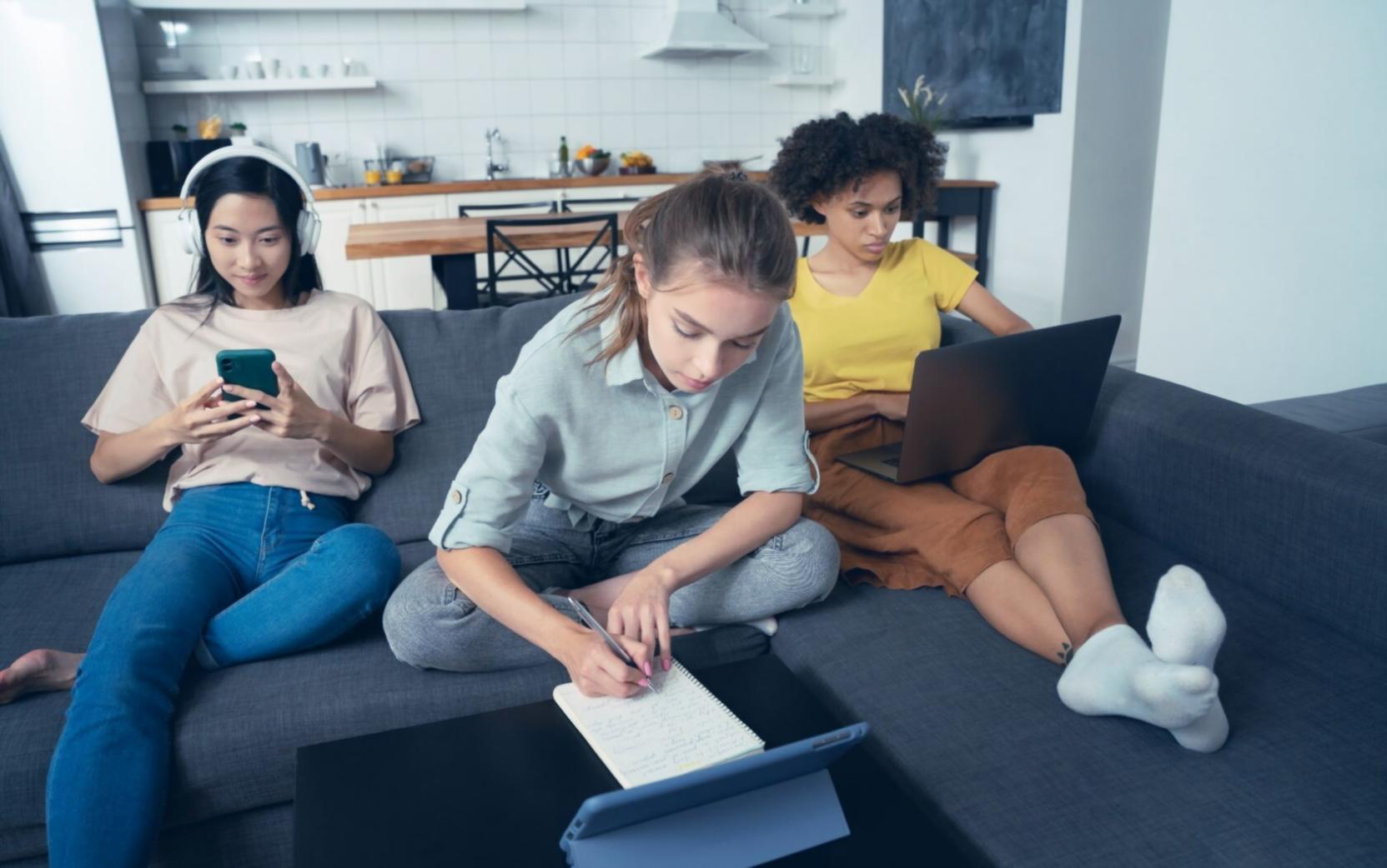 Sesión de análisis financiero con herramientas de cálculo del patrimonio neto