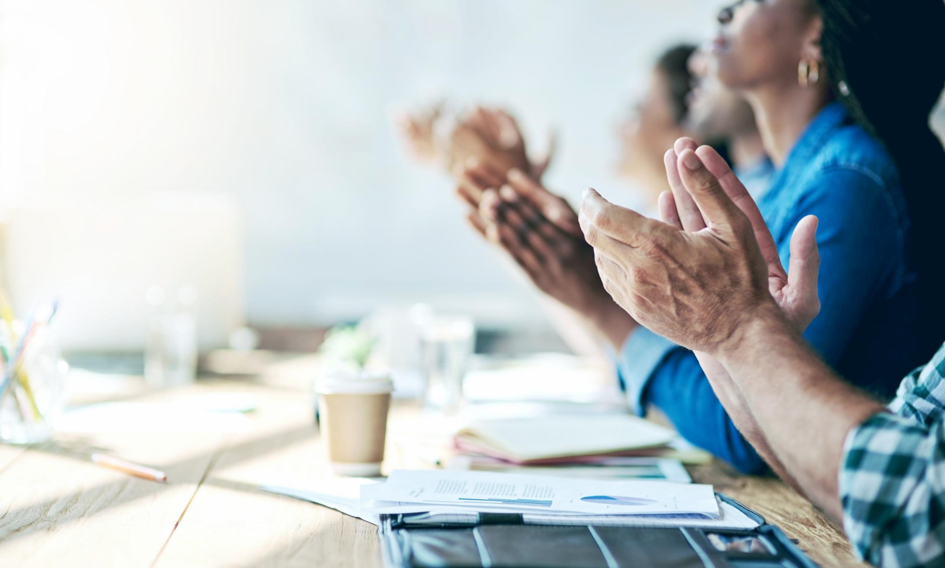 Estudiante revisando progreso en plataforma educativa