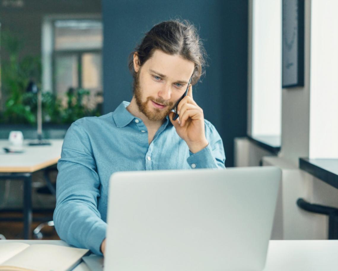 Grupo de estudiantes compartiendo soluciones